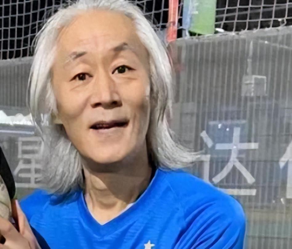 他曾是华语乐坛早期的国际级新星，20岁就创下700万张专辑销量。谁曾想，历经婚姻
