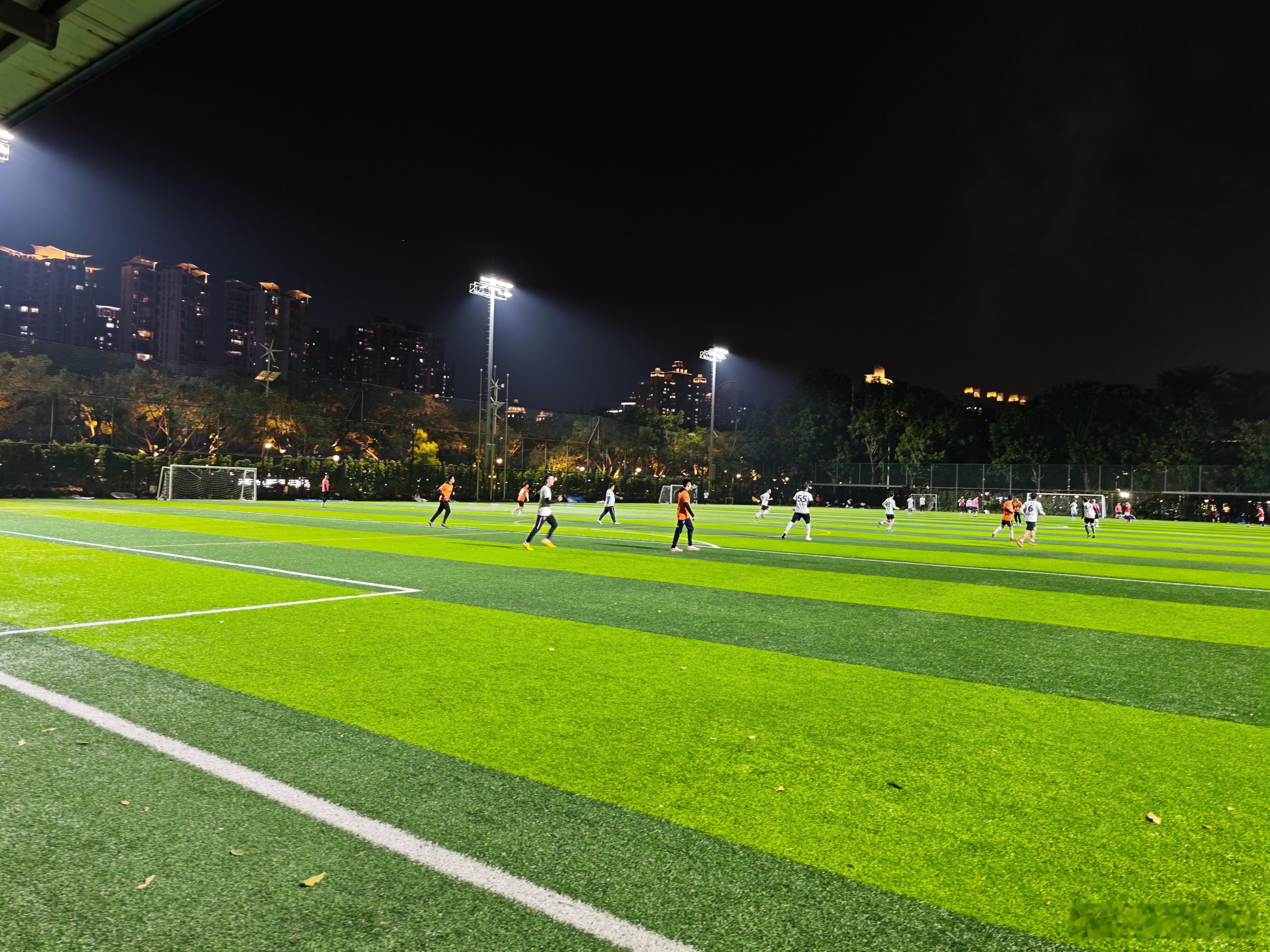 广州并没有比合肥暖和多少啊🥶这天气蔚来广州车友会足球队还来了16个人，赛后总结