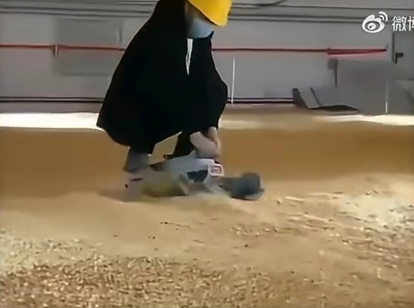 中储粮平仓机器人问世 万物皆可机器人现在的手机、汽车、拖地机已经是了大家怎么看？