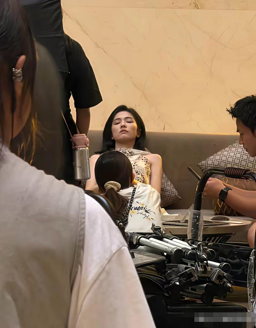 白鹿私下里休息的样子，看起来挺累的 