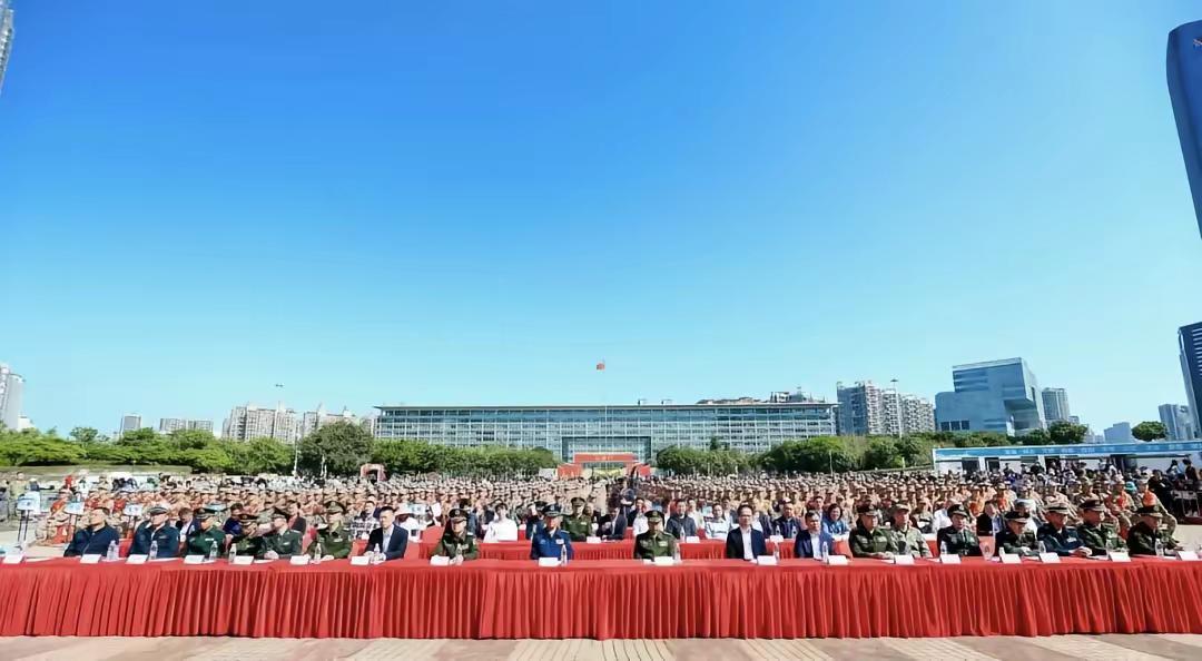 深圳市2026年上半年新兵入伍欢送仪式在宝安湾区大广场隆重举行。身着戎装、肩披绶