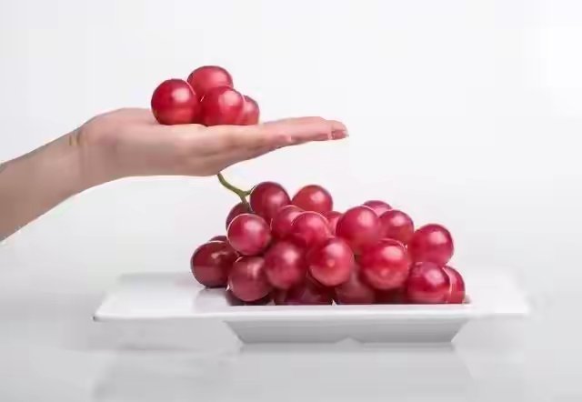 当你洗葡萄时，如何不需要用力清洗便能轻松洗干净葡萄？可以将葡萄摘下来后放盆里，撒
