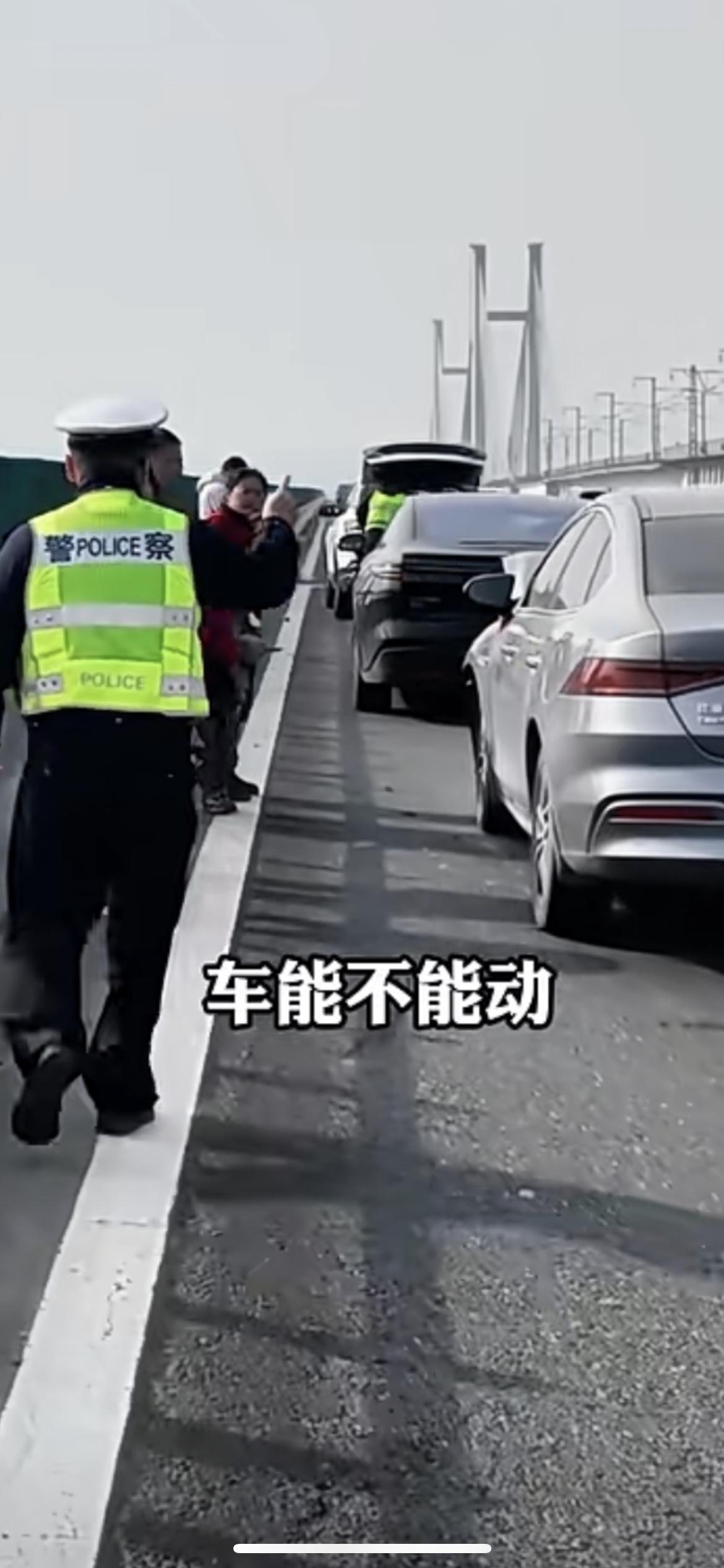 2月22日湖北襄阳，返程高峰高速发生剐蹭该如何撤离！今早，在二广高速襄阳境内发生