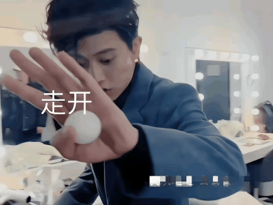 太佩服他了
穿什么衣服都好看
这套浅蓝色穿在他身上像是一位绅士
他知道自己这么帅