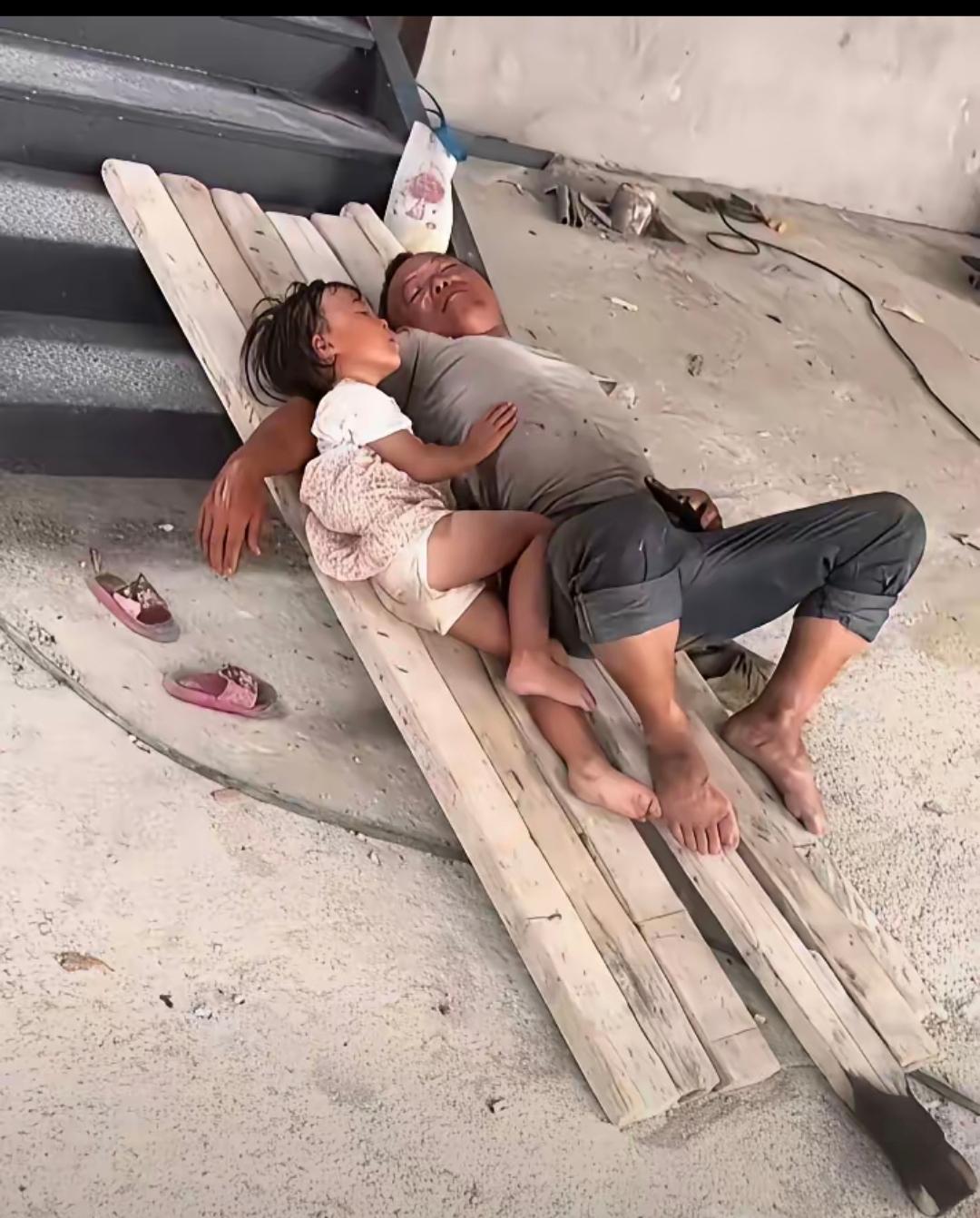 看上去虽然很寒酸，但透露出伟大的父爱！