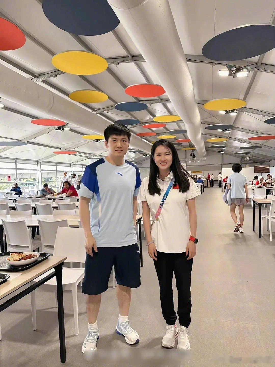#樊振东与陈若琳食堂合影#他的身体表示他的心里还想着他的饭。。[二哈] ​​​