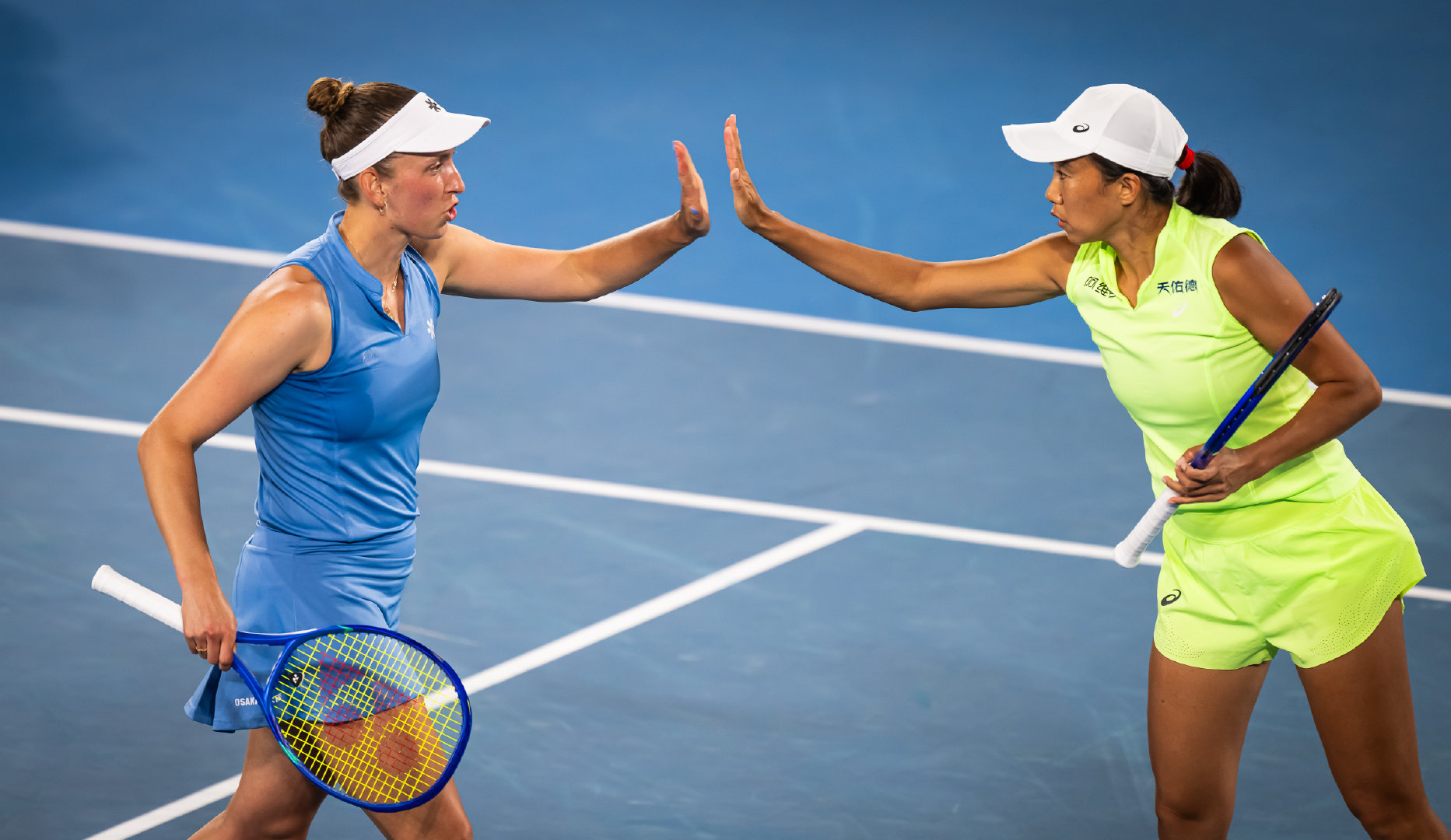 WTA1000迈阿密站双打首轮，4号种子张帅/梅尔滕斯以6-3 6-4击败詹皓晴