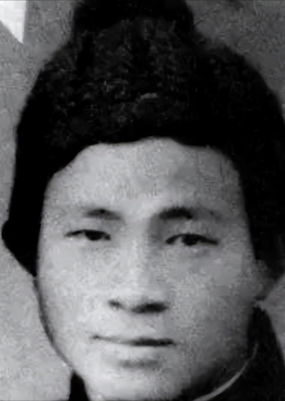1941年，一名15岁的男孩在上厕所时，发现墙缝里似乎藏着什么东西，他用手把泥巴