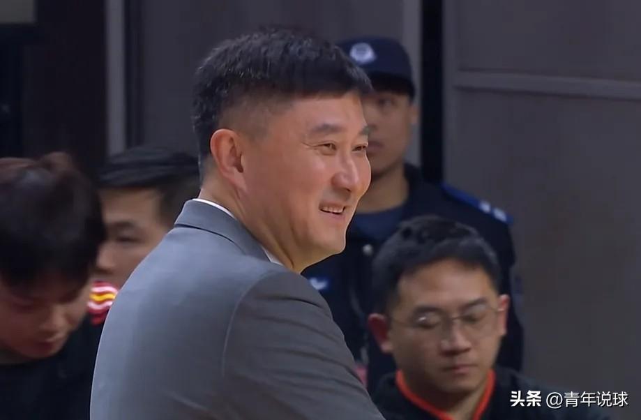 40分惨败！杜峰迷之微笑！

今天晚上的焦点大战，广东男篮在主场被上海男篮“暴揍