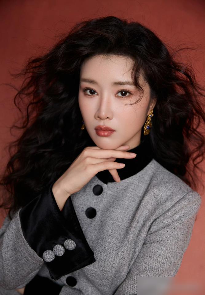 你敢信？32岁生日当天官宣离婚，亲妈哭到捶沙发，继父直接把她和4岁女儿接回了家