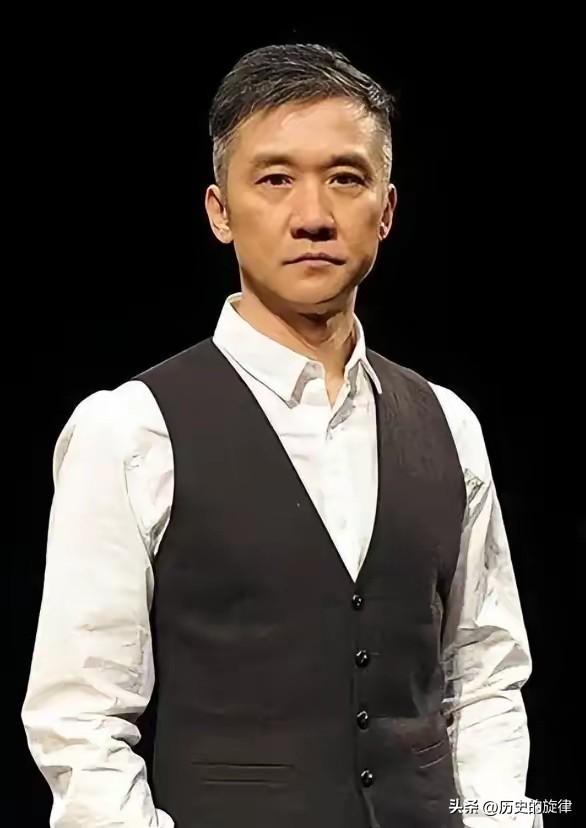 2011年黄志忠净身出户：两套千万房产+200万全给前妻，拎个旧箱子走进寒风
 