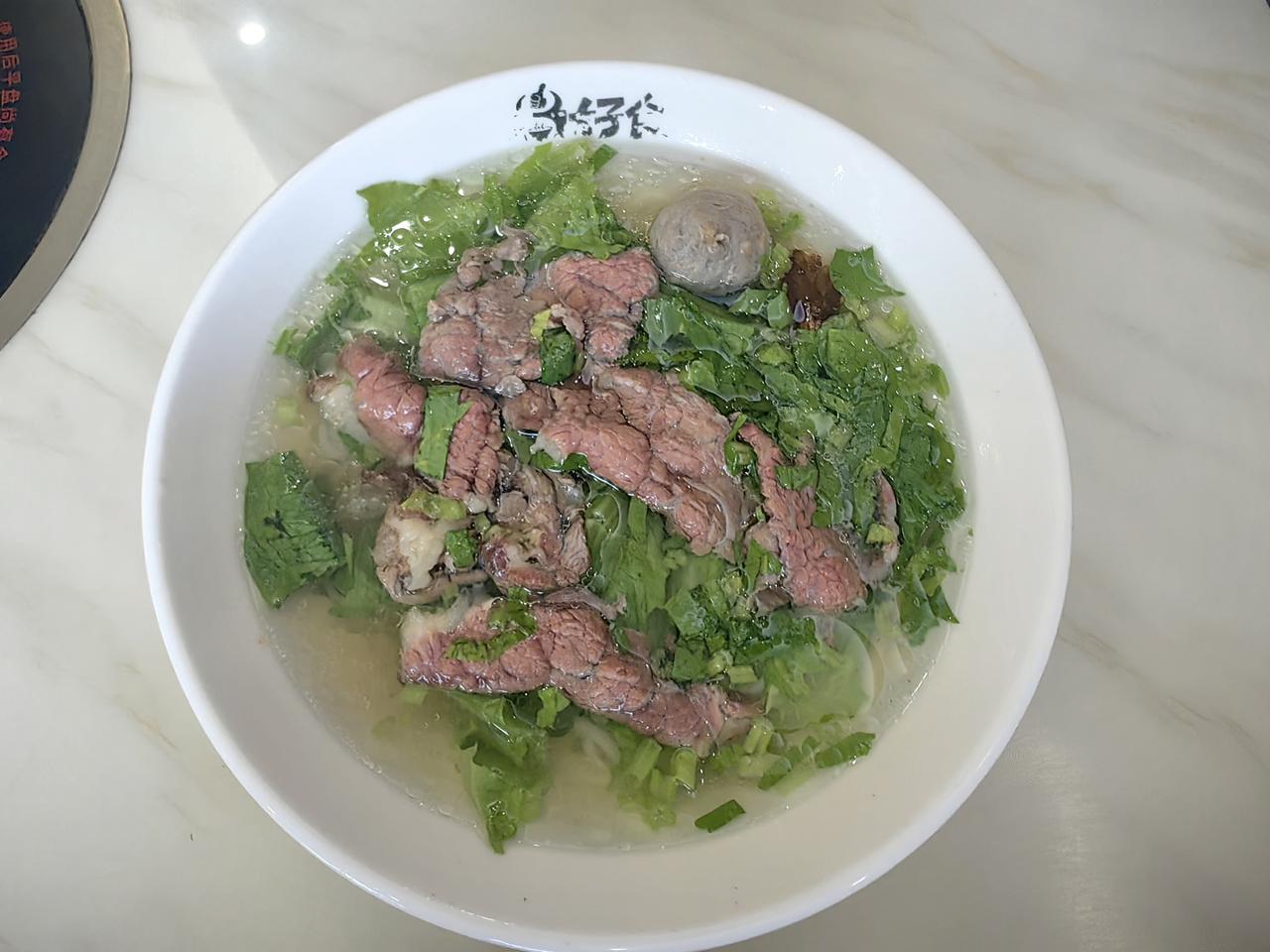 昨晚吃的鲜肉粿条太赞了！小份22元，料多味美。

粿条这美食在各地都有不同风味，
