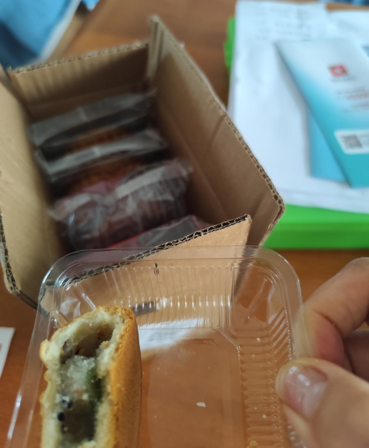 靠着头条自媒体的收入入手的月饼，一共买了5个，味道很不错，甜而不腻。
还买了东北