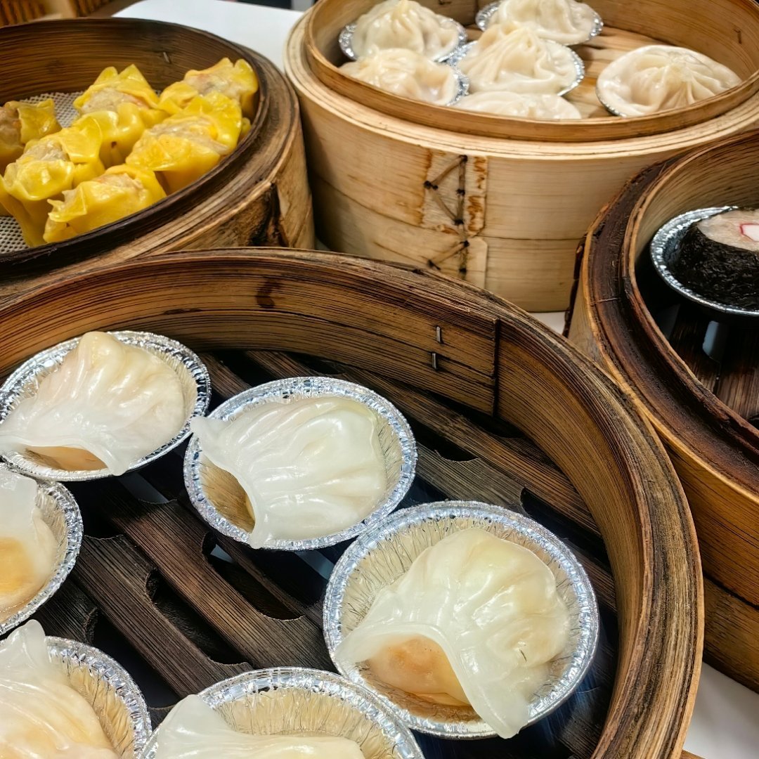 *在路上*猪肉灌汤包，虾饺，紫菜卷，干蒸...好吃，就是早饭吃这么多肉，有点顶.