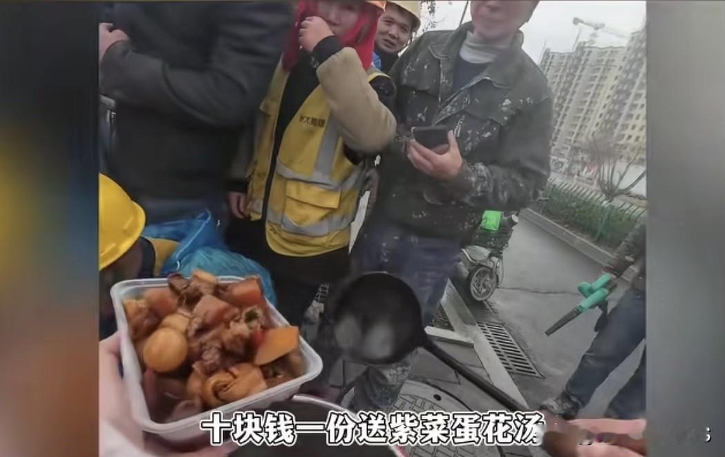 工地食堂大妈生意差，竟怒砸路边盒饭摊，结果被当场教育
 
工地旁边有个姑娘晶晶摆