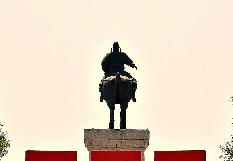 功高震主临险境，
锋芒毕露招人嫉。
和光同尘可避祸，
隐忍远谋可立业。