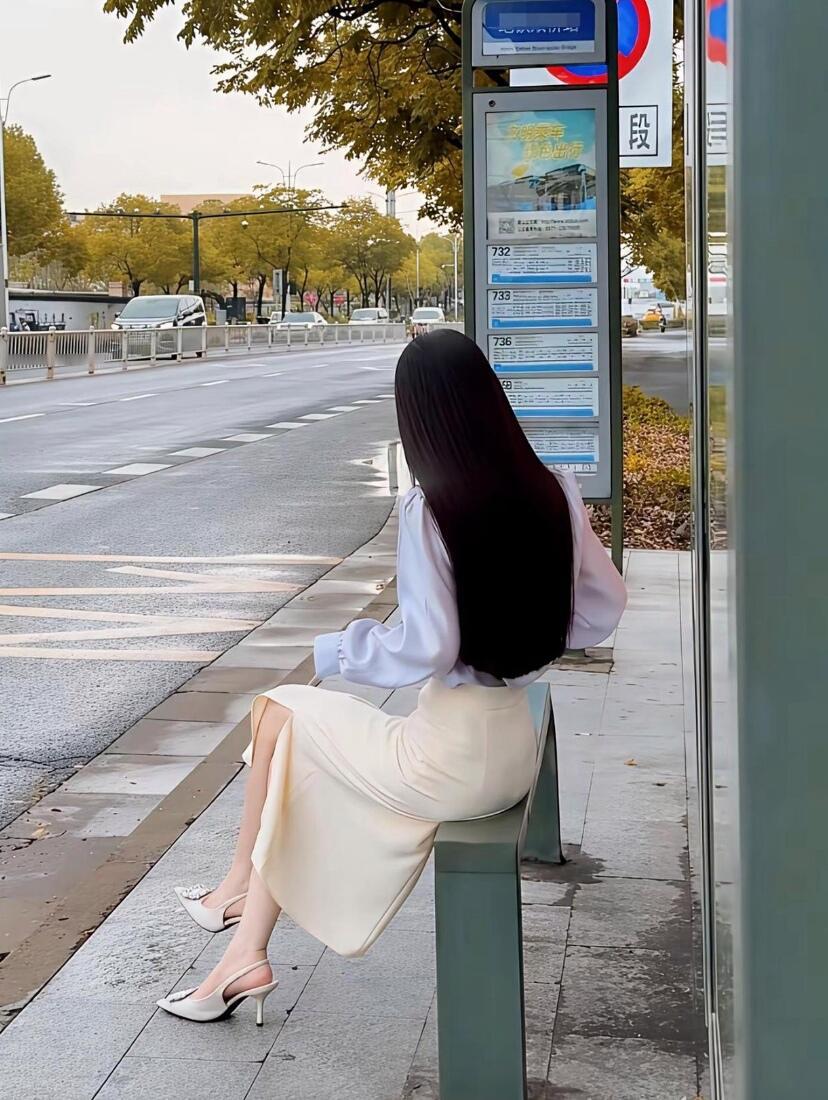 穿这么漂亮不好挤公交吧？
地铁穿搭女神 公交上的美女