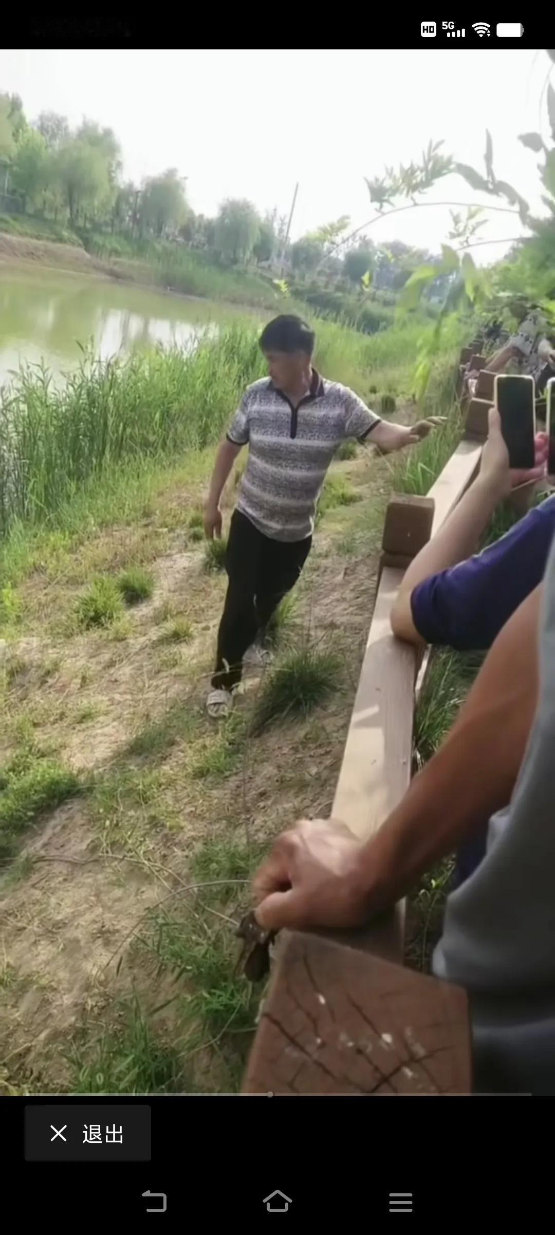 大衣哥你悠着点，差点摔倒了！哈哈，你取景也🉐我个好地方！#你怎么看朱之文# #