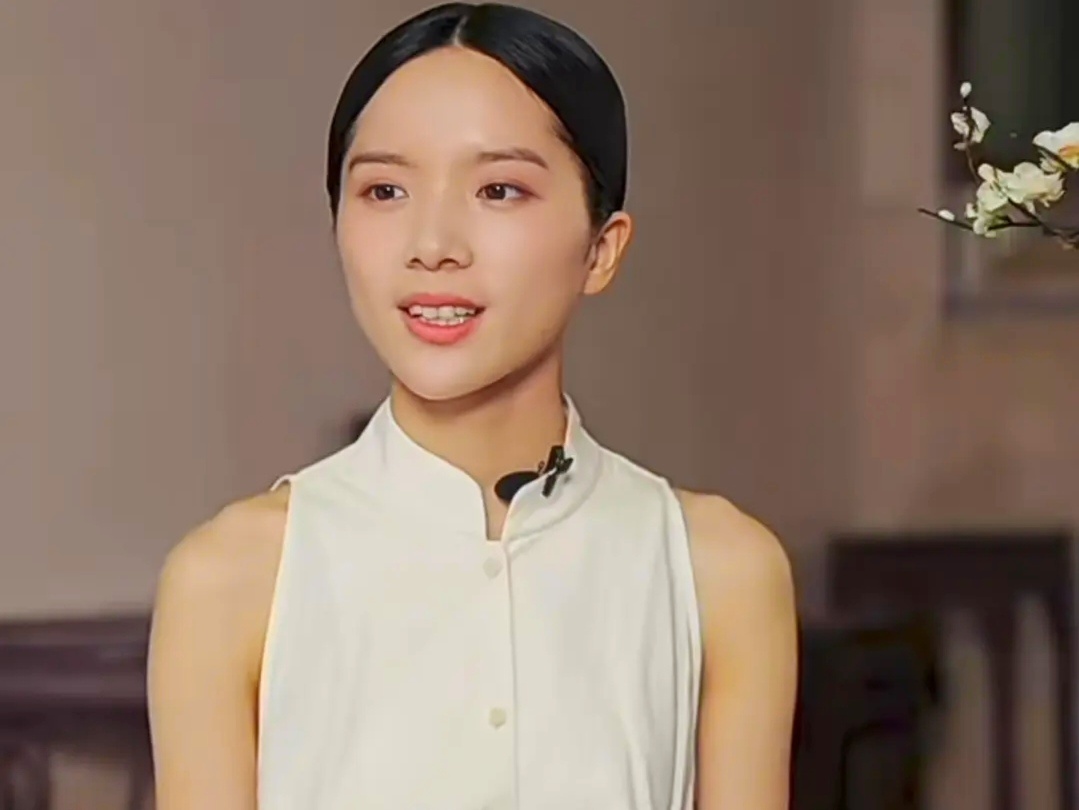 瞬间就觉得李思潼选择进入娱乐圈是个错误的决定了，真的是太令人窒息了
