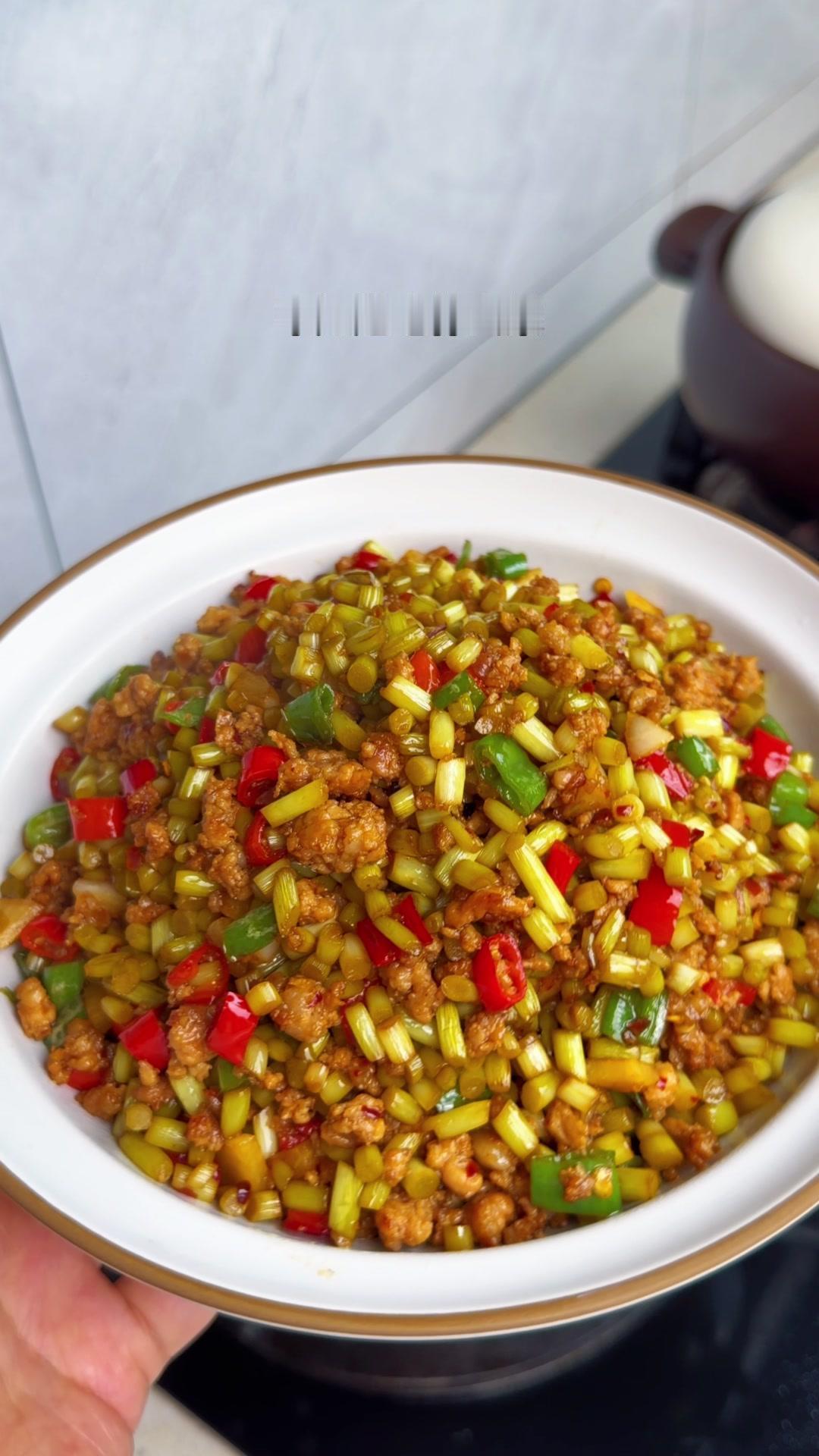 天热没胃口？来盘酸蒜苔肉末超开胃！🌶️天热没胃口的时候，这道肉末炒酸蒜苔一定要