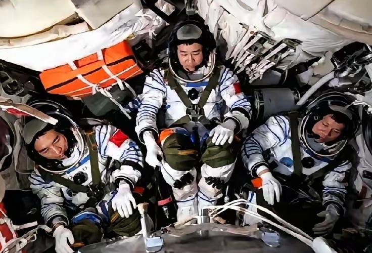 这波太空应急操作，全世界都看傻了，
神舟二十号乘组换乘神舟二十一号
 
我的天！