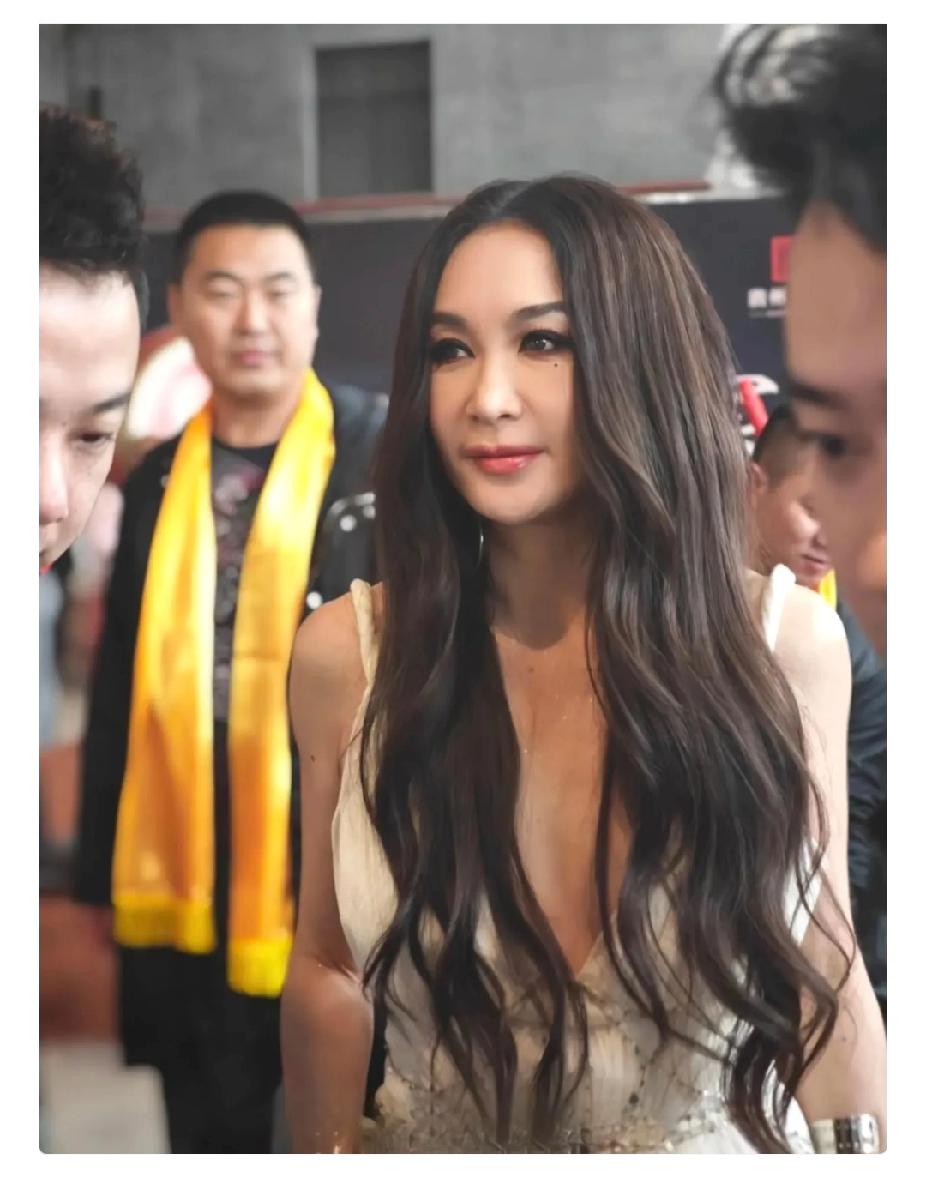 年近60的温碧霞，多年来始终以标志性的披肩大波浪亮相，近日却引发网友热议——不少