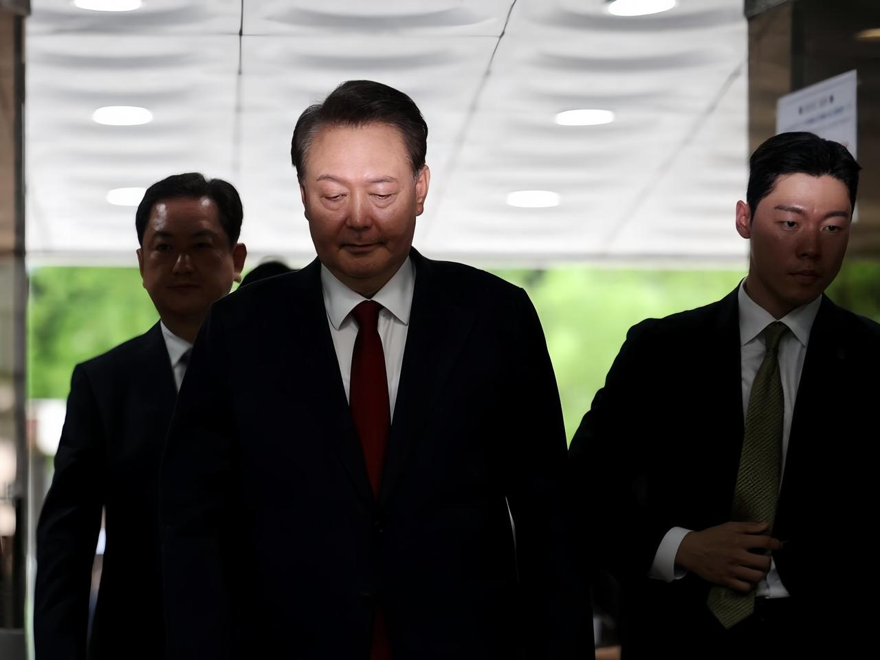 标题能不能写清楚一点，我还以为是尹锡悦夫人金建希凌晨死于法院内。

再一看，原来