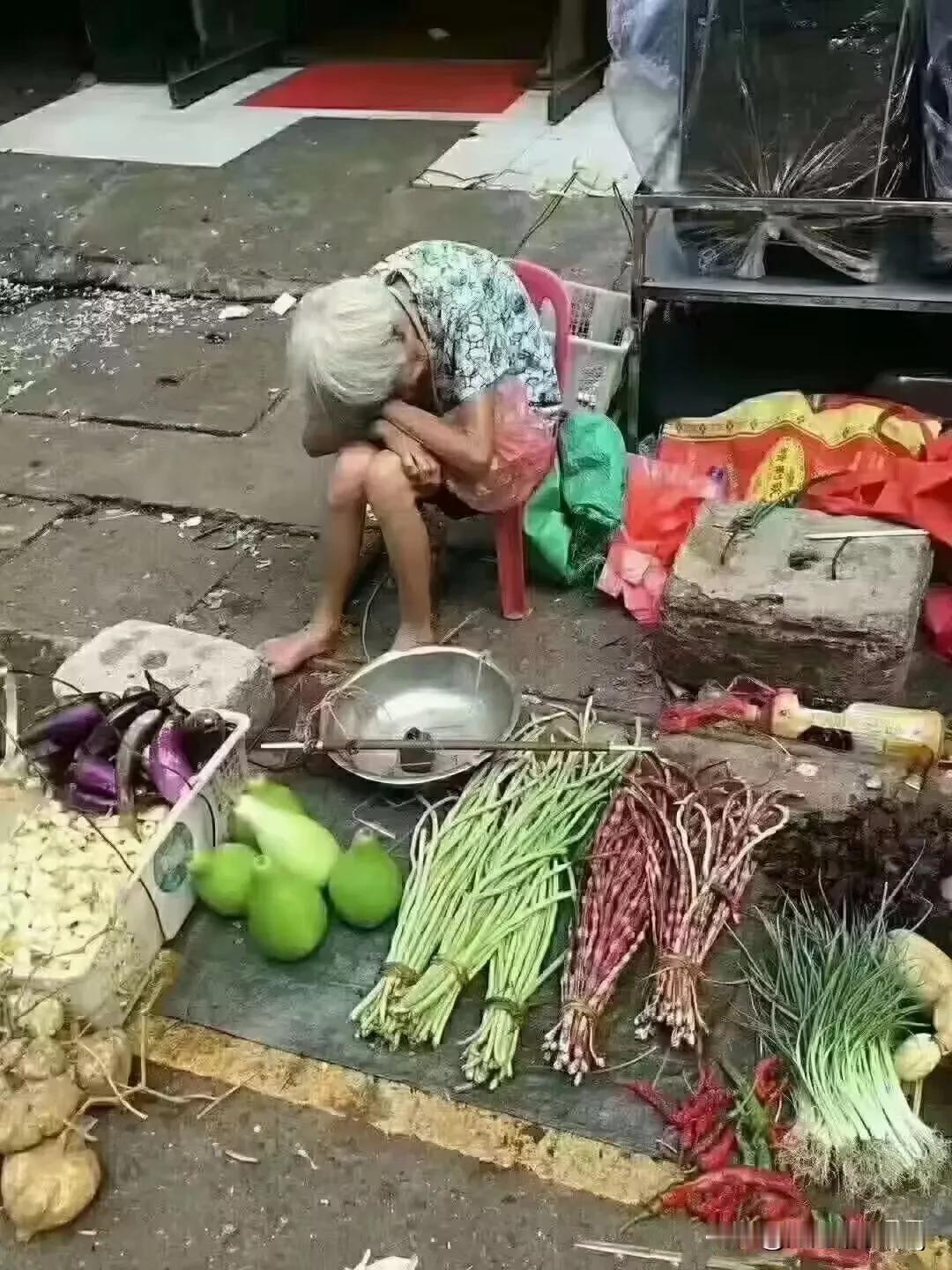 在农村乡镇的集市上，为何还常常能看到众多老人起早贪黑地卖菜呢？都说生活是个看不见