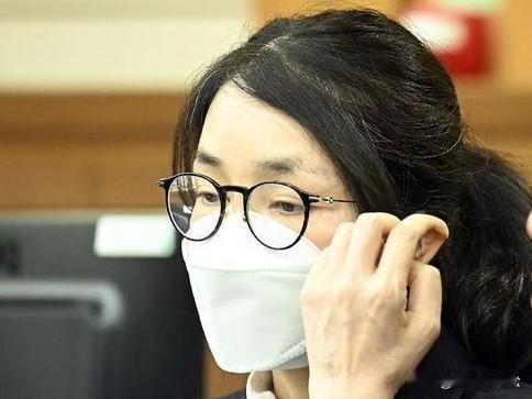 别以为金建希态度有所转变，
金建希先称病但也接受了特检组22日的调查，本以为金建
