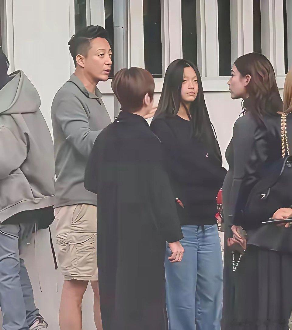 大家都散了吧还是别期待了吧小玥儿长得根本不像大S，正脸和汪小菲一模一样，只是头发