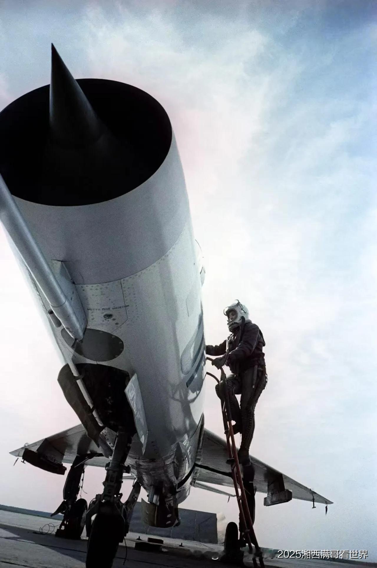 猜一猜这个英姿飒爽的苏联女飞行员登机准备飞行的三角翼战斗机是什么型号？冷战高峰期