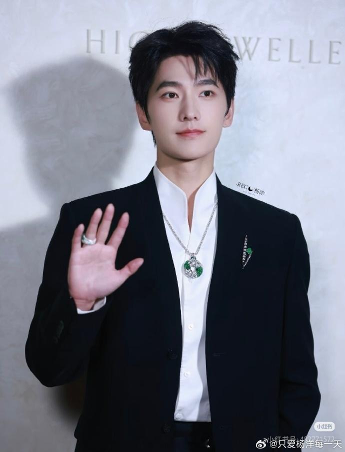 杨洋晚宴被富婆围攻  杨洋晚宴生图不油腻了晚宴人气直接拉满，一堆人上前搭话，生图