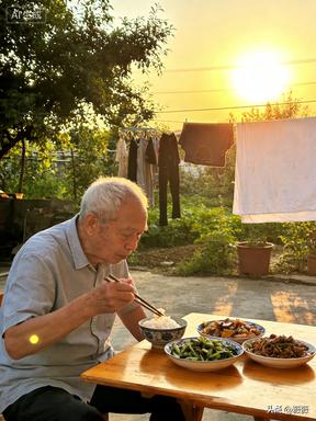 现在有一个越来越奇怪的社会现象：有退休金的老人，哪怕孩子是独生子女，却执意各住一