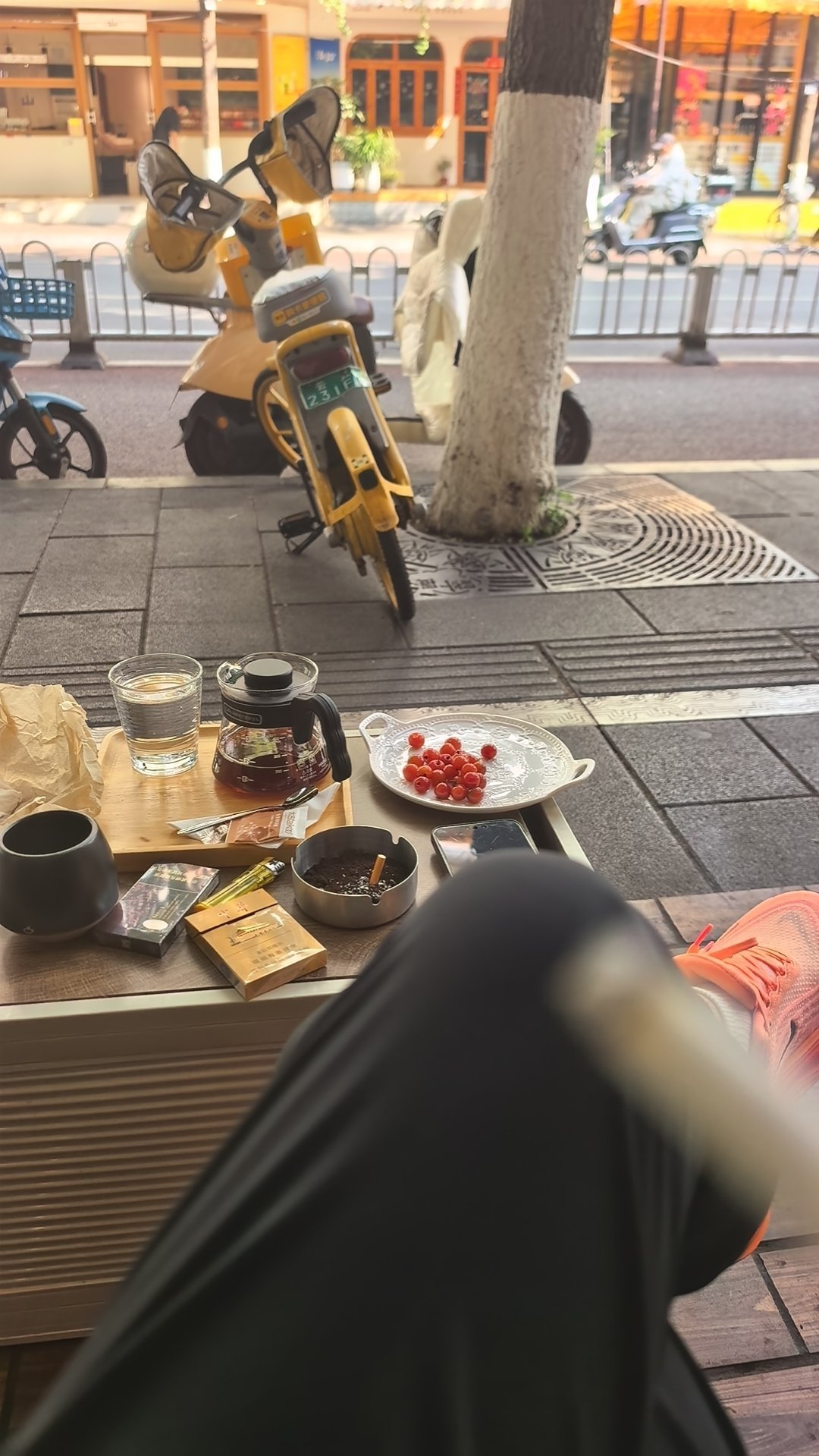 讲件真事儿。昨天上午我沿翠湖边前行，左手转上了个坡坡（文林街？）向前走，找了家咖