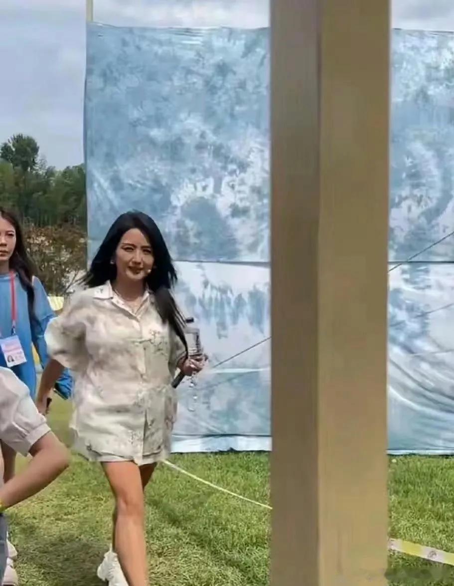 何洁不是减肥了吗？比之前瘦了，三个孩子母亲这样很好了，人无完人，嗓子好，老天眷顾