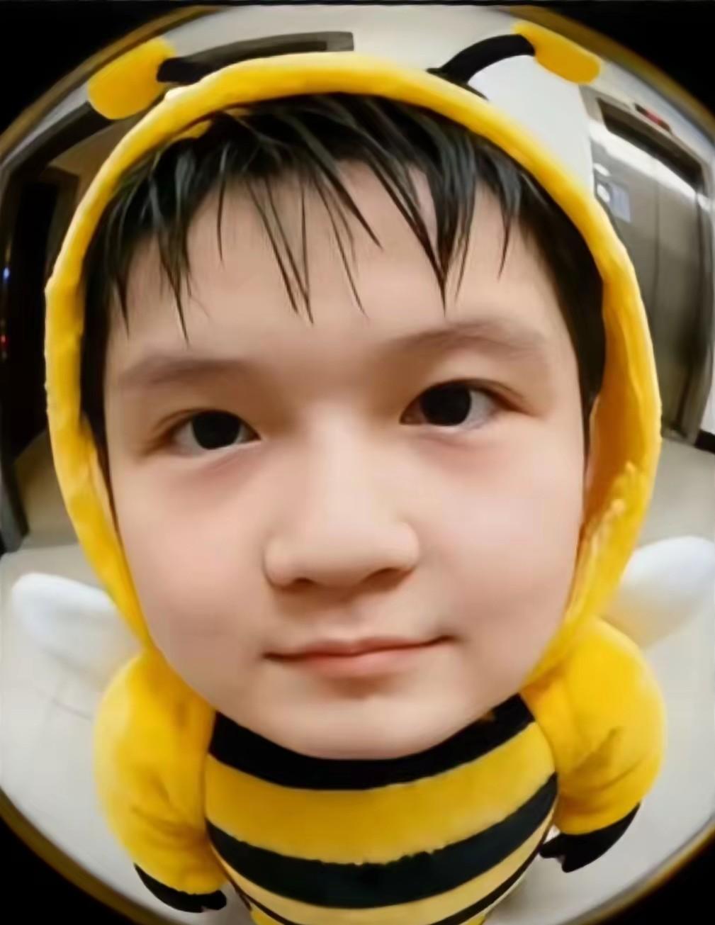 这个虎头虎脑的小朋友是谁啊？长得太可爱了，大家看出来这是在哪儿拍的吗？不仔细看还