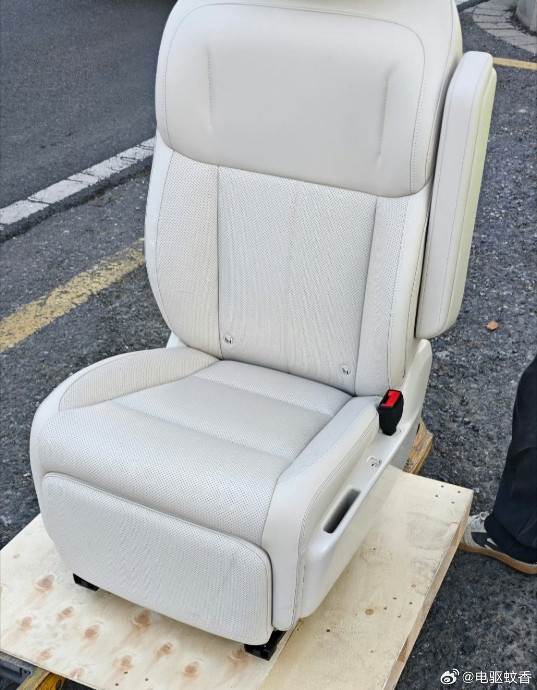 这是废案，安全带在座椅上的才是真的（瞎猜的）