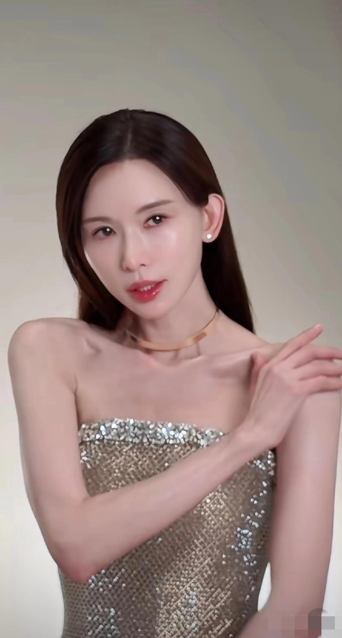 别再揪着林志玲的面相议论啦！所谓的“变化”，不过是妆造和拍摄角度的小把戏。

这