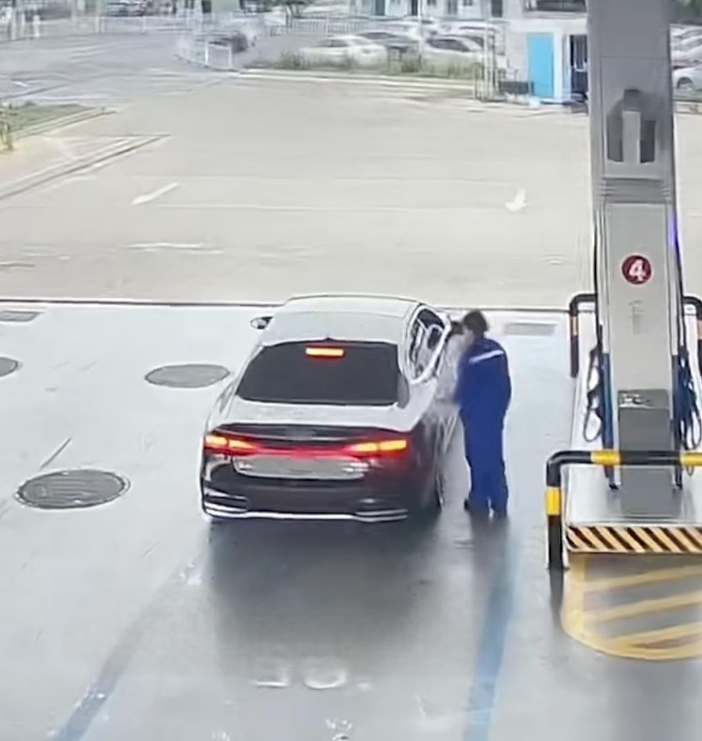 又一个加油逃单的！怎么了这是？这些豪车司机都穷到这种地步了吗？

视频显示合肥一