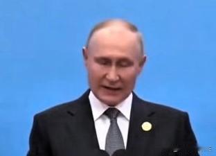 美元霸权慌了？

战斗民族现在来借钱了，指明要人民币。
 
战斗民族真豁得出去，