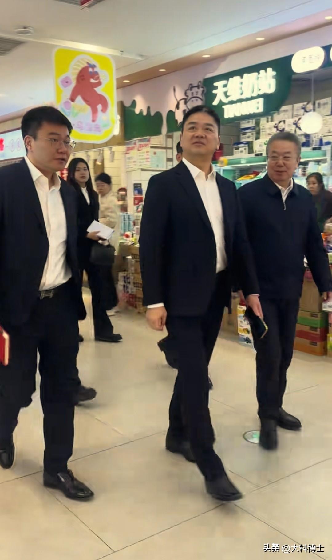 刘强东这气场太强了，刚还在巴黎陪奶茶妹花姐，转眼就落地沈阳考察
 
近日，京东集