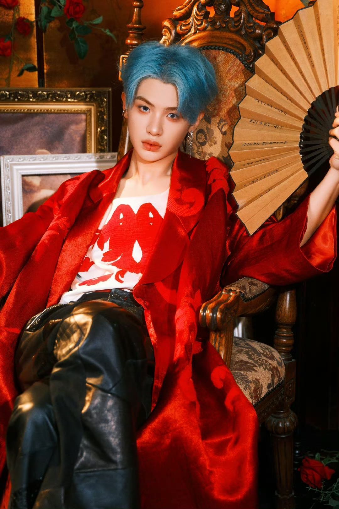黄明昊演唱会成都站官宣黄明昊贾想世界演唱会 8月30日开唱！舞台上的黄明昊光芒万