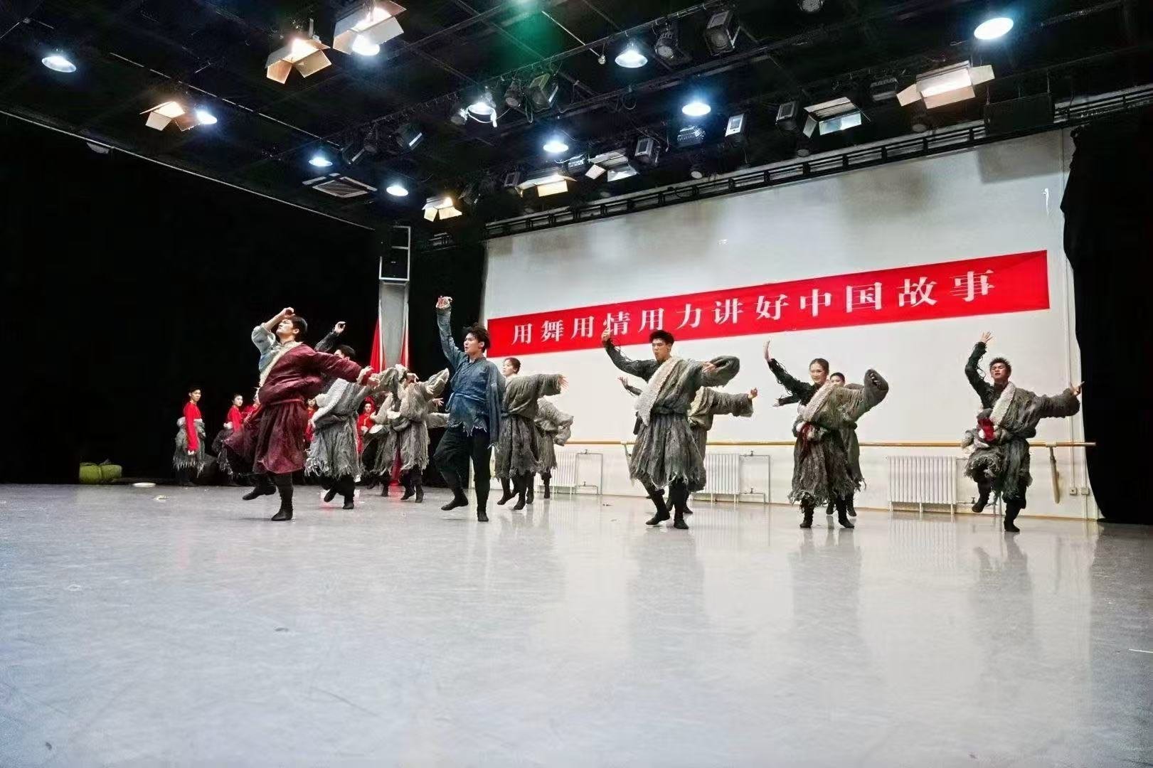 同心之旅 复兴有我 北舞打造的民族舞剧《唱支山歌给党听》，通过三段叙事篇章展现雪