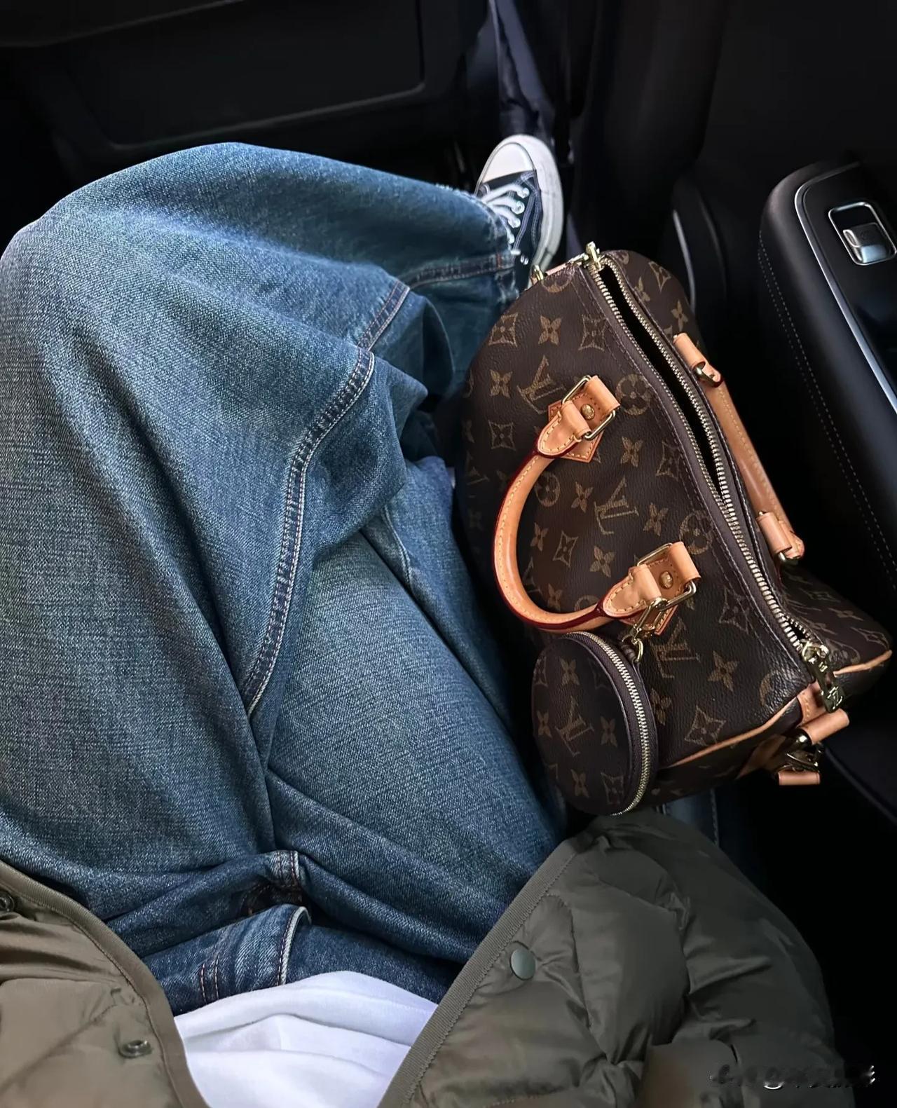 雄兔脚扑朔，雌兔眼迷离。双兔傍地走，安能辨我是雄雌？