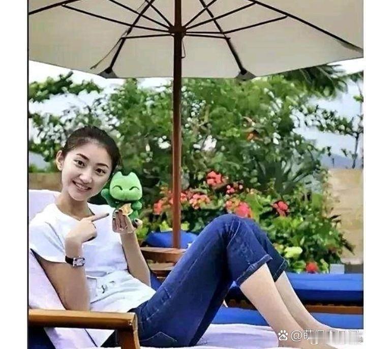 十八岁的景甜，满是青涩灵气，清纯又唯美。 