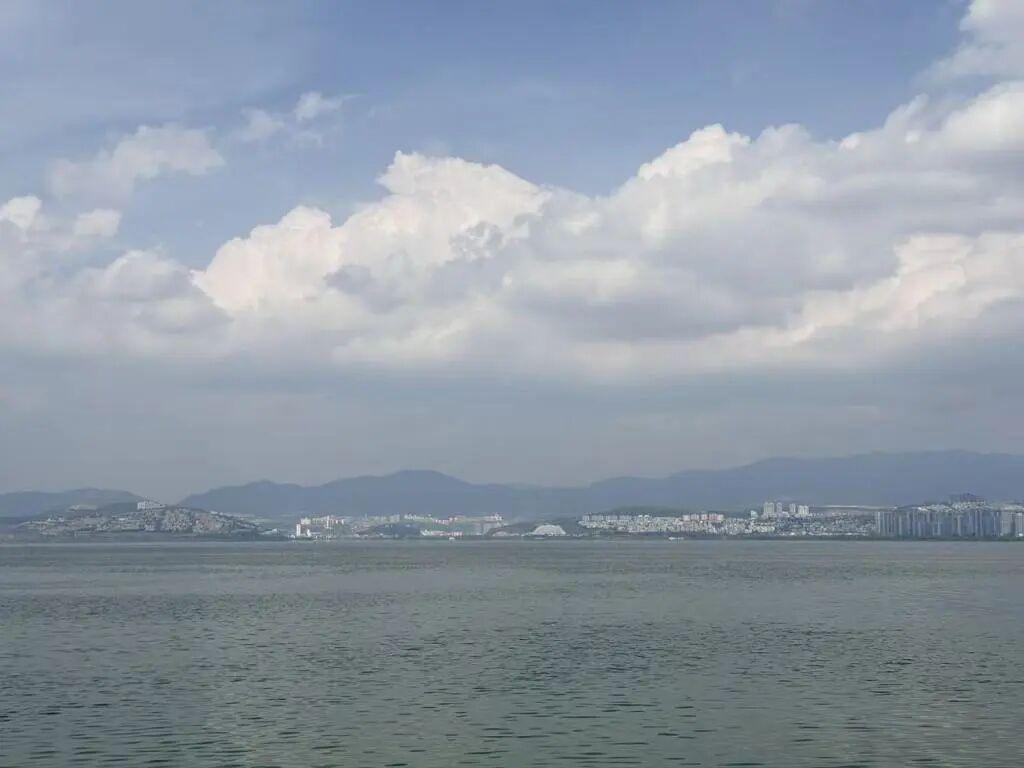 9 月 27 日，澎湃新闻、光明网报道，大理市文化和旅游局对外公布一起导游违规案