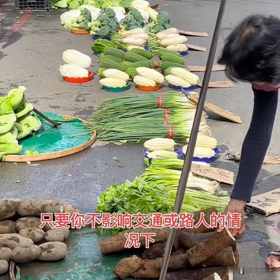 实拍台湾路边菜市场，烟火气浓厚，电瓶车摩托车太多……！