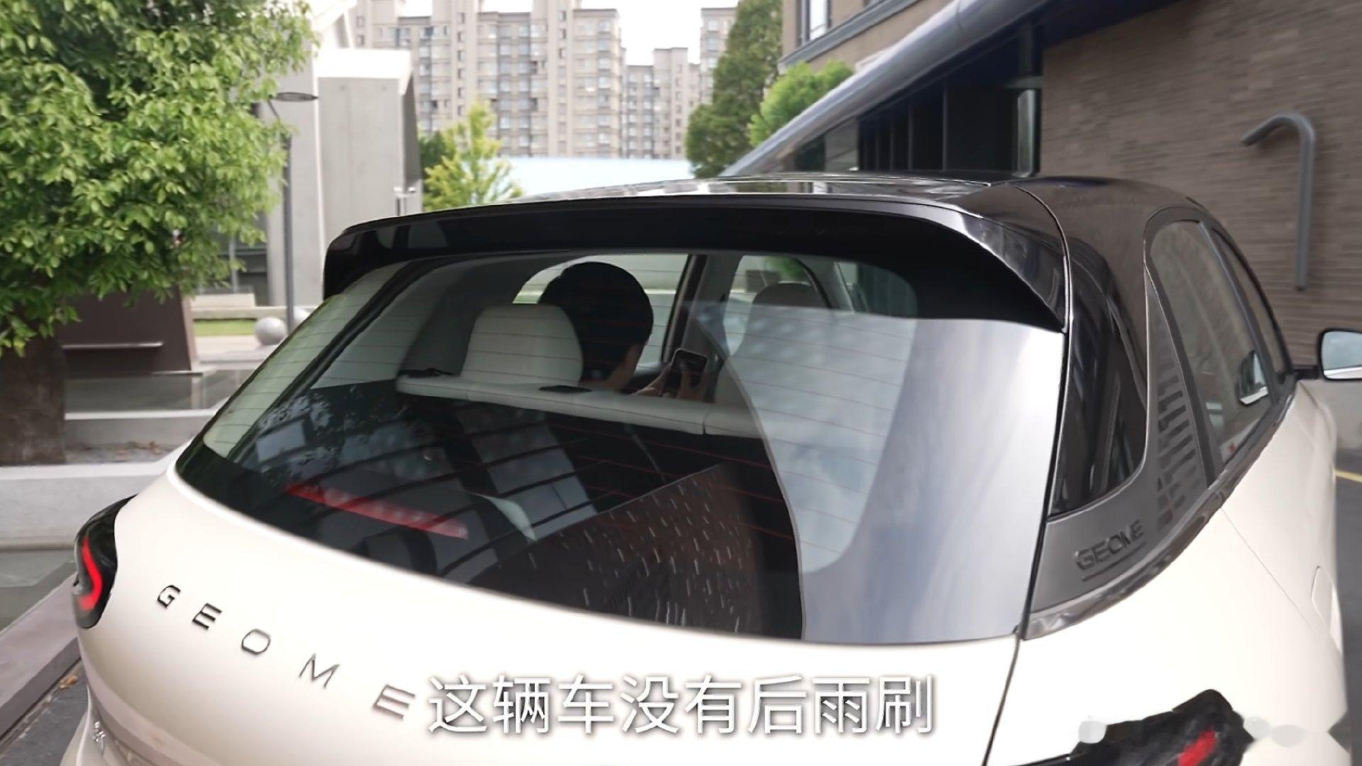 近期拍摄过的全系都不配后雨刮，而且车顶后方配备封闭式扰流板(意味着气流不可能对后