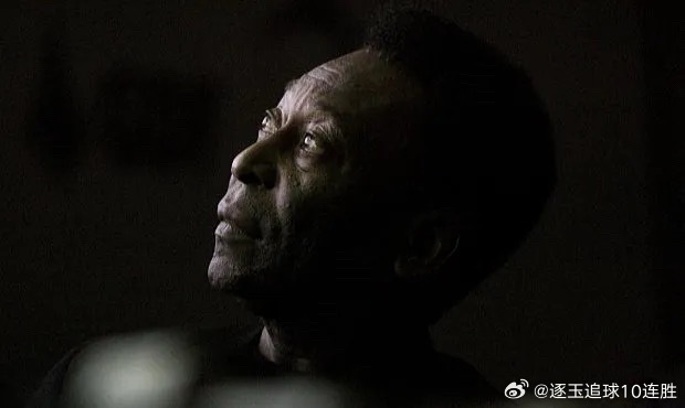 据报道，贝利在1958年首次夺得世界杯冠军时所穿的球衣将被拍卖，拍卖价预计超过6