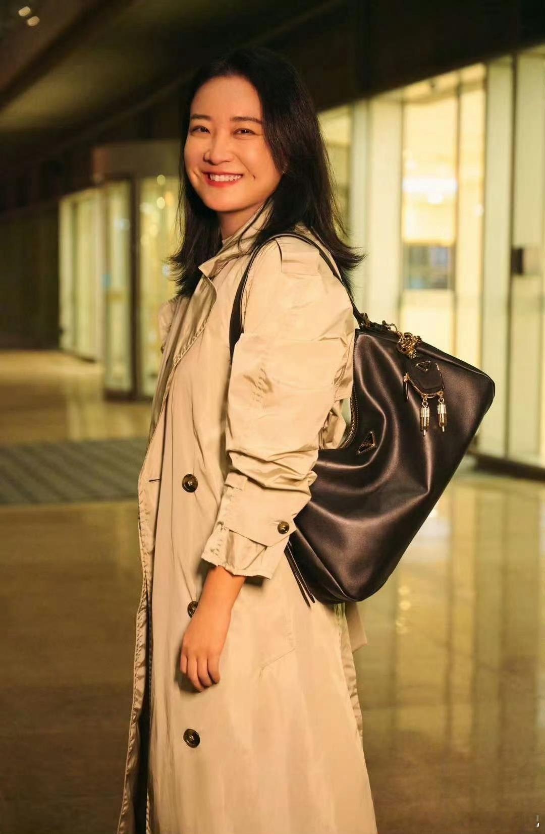 #贾玲米兰时装周路透#玲姐好米[哇]看起来在“热辣滚烫”之后状态依旧很棒！小酒窝